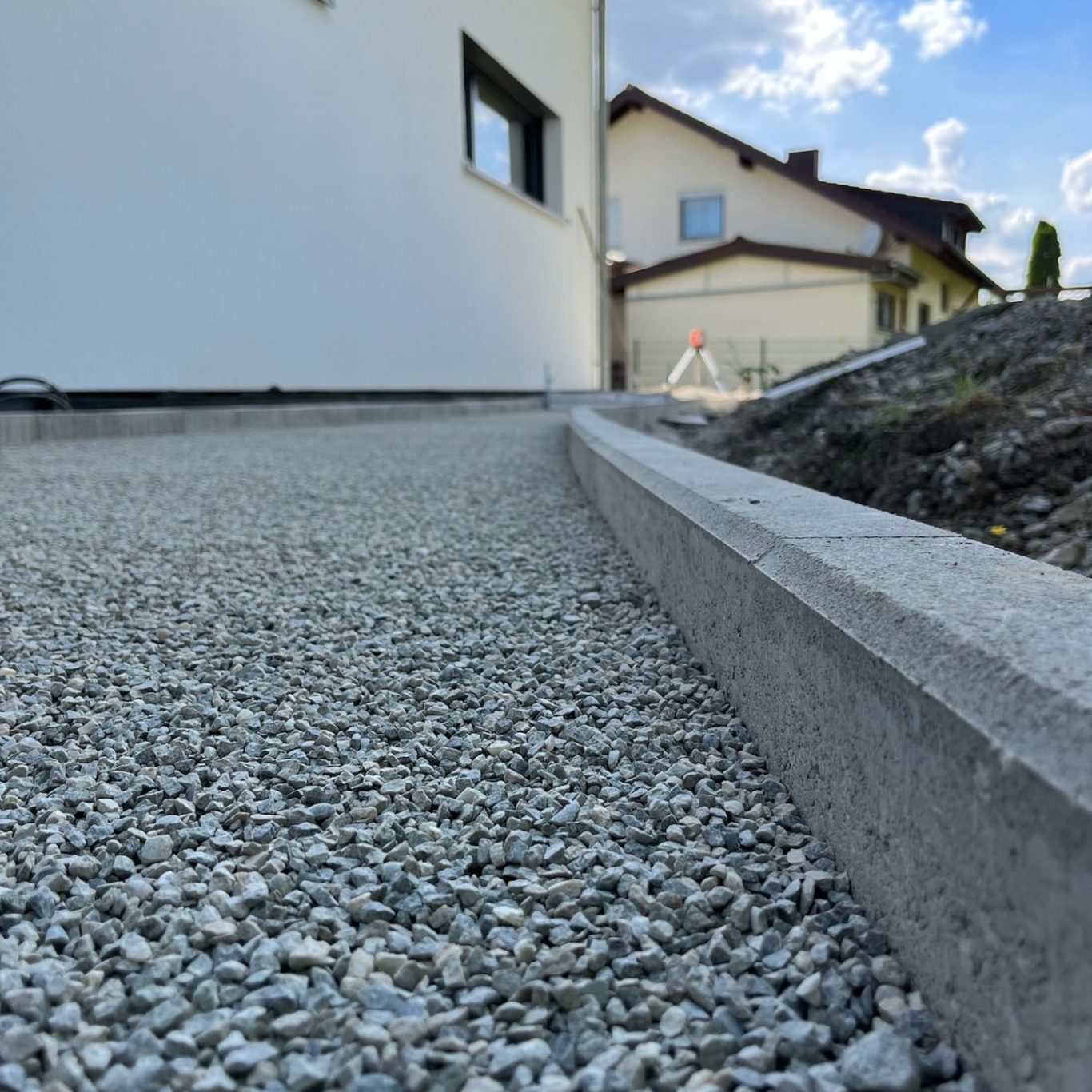 Zaun + Stein Zaunanlage mit Natursteinsockel in einer Gartenanlage in Crailsheim